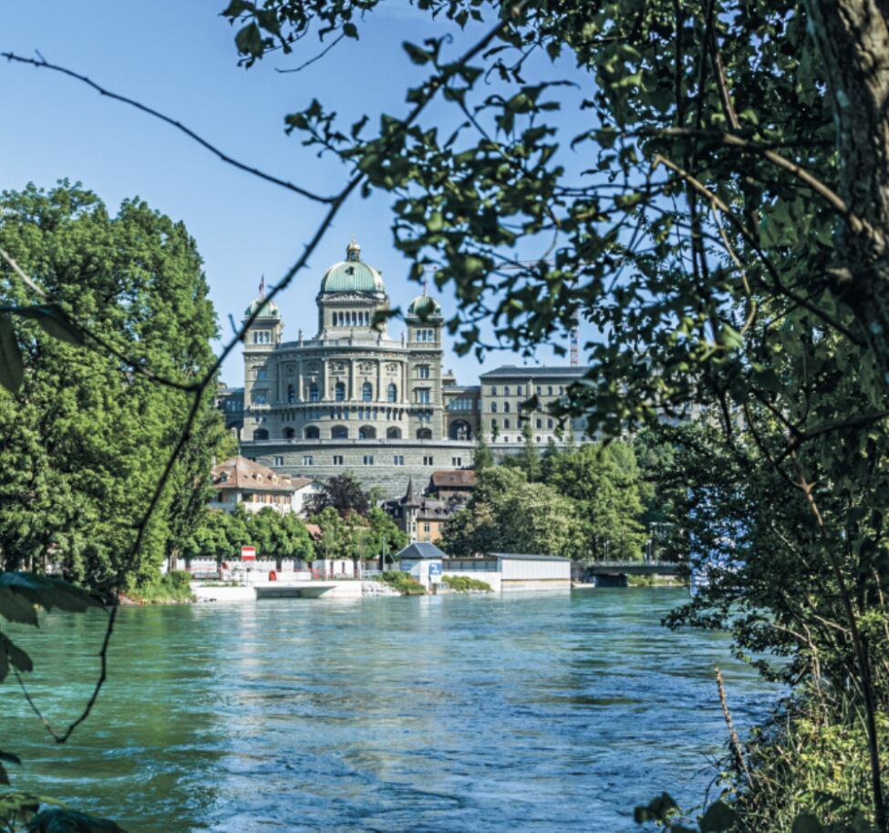 Fluss Aare in Bern mit Sicht auf das Marzili und das Bundeshaus